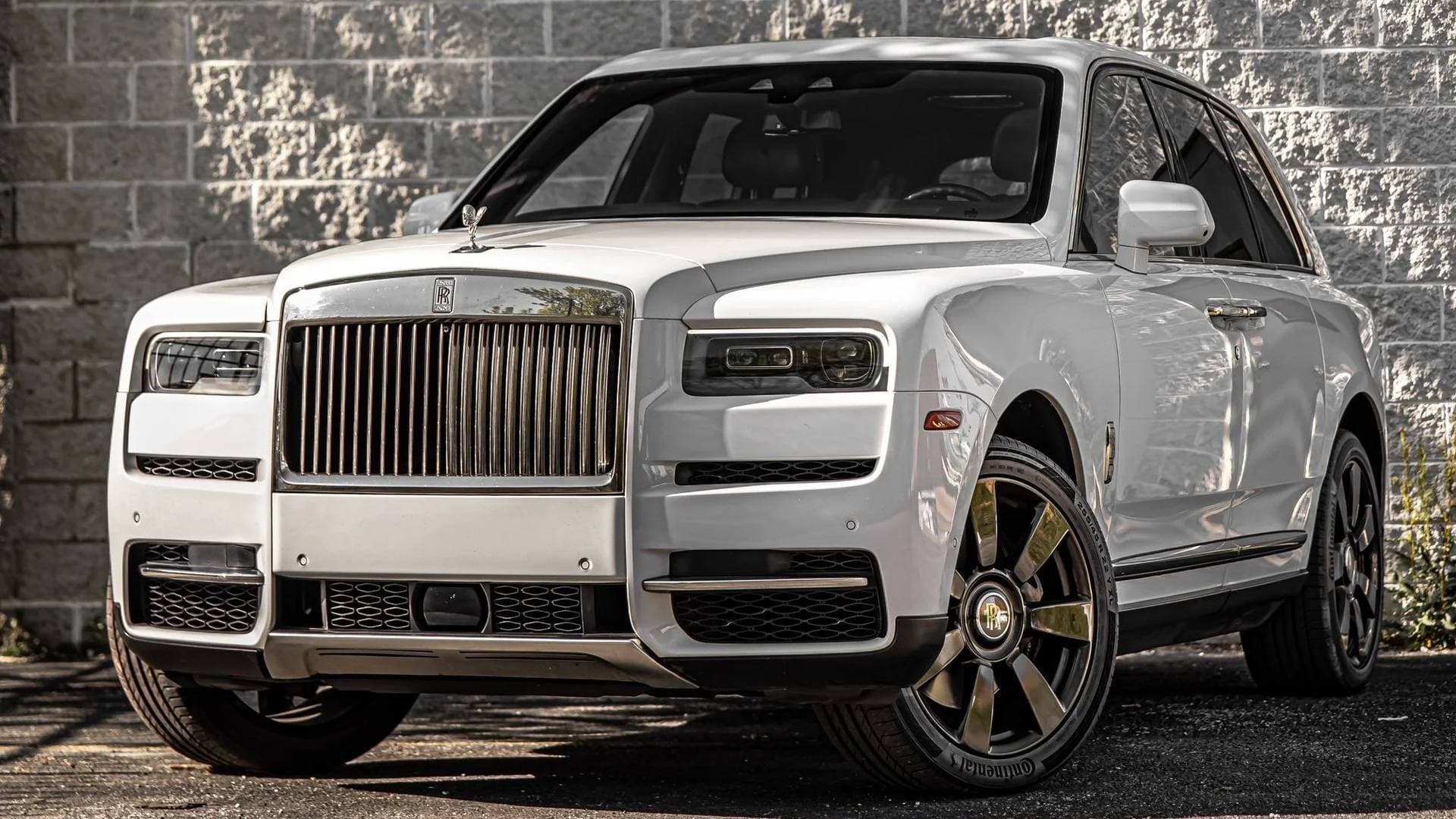 White Rolls-Royce Cullinan from the DDE Rentals luxury fleet