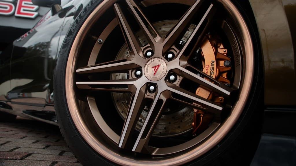 Bronze Ferrada concave wheel over the GT-R's Brembo brakes